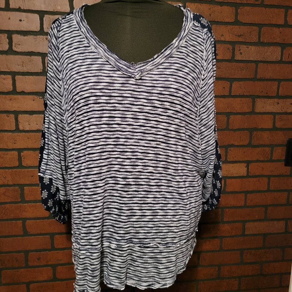 Eyeshadow Mixed Material Navy & White with Floral insert sleeves.  Size XL